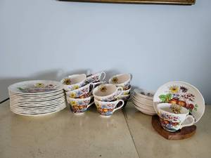 lot 2171 image: 36 Piece Spode Copeland -Made in England Teacup and Saucer Set - 13 Appetizer Plates
