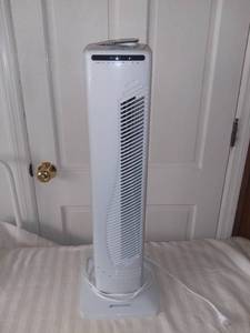 lot 9013 image: Bionaire 3-Speed Oscillating Fan With Remote Works