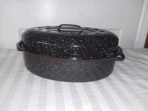 lot 9014 image: Black Speckled Enamelware Roasting Pan