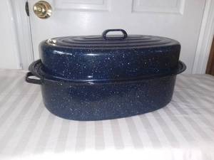 lot 9015 image: Blue Speckled Enamelware Roasting Pan