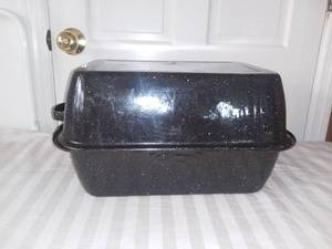 lot 9016 image: Large Black Speckled Enamelware Roasting Pan