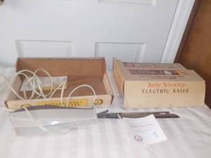 lot 9018 image: Vintage Lady Vanity Electric Knife Works