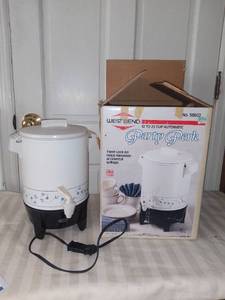 lot 9022 image: West Bend 12-22 Cup Party Perk