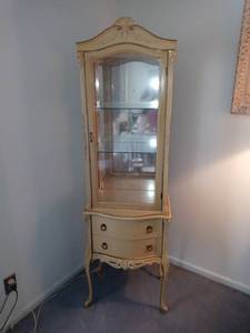 lot 200 image: Beautiful Vintage French Style CurioDisplay Cabinet