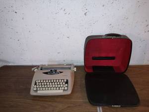 lot 808 image: Beautiful Vintage Royal Parade Typewriter In Pristine Condition With Case