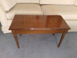 lot 2002 image: Nice Wood Piano Bench