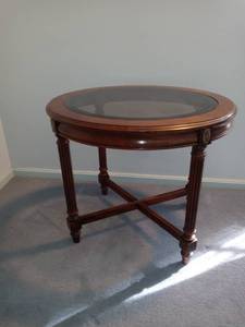 lot 2009 image: Beautiful Vintage Gordons Small Oval Shaped Glass Top End Table
