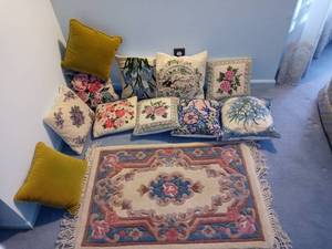 lot 2020 image: Nice Lot Of Small Decorative Pillows With A Small Rug