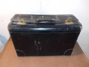 lot 8028 image: Vintage Black Leather Briefcase