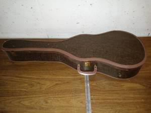 lot 8040 image: Nice Child Sized Acoustic Guitar In Good Condition With Case