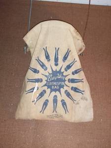 lot 8074 image: Easy Way Clothespin Bag With Clothespins