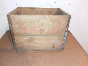 lot 8091 image: Vintage Canada Dry Wooden Box