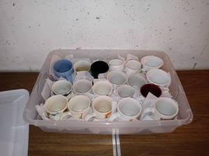 lot 8107 image: Nice Lot Of 19 Assorted Coffee Mugs With Tote