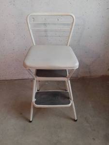 lot 8125 image: White Cisco Step Stool
