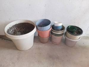 lot 8133 image: Lot of Plastic Flower Pots
