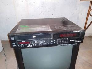 lot 8149 image: Quasar VCR Powers On