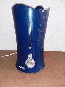 lot 8169 image: Air Innovations Humidifier Powers On