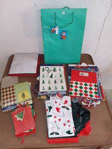 lot 8170 image: Holiday Gift BagBox Lot