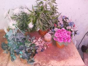 lot 28127 image: Lot of Fake Flowers