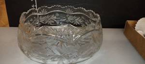 lot 1014 image: Heavy lead crystal bowl