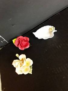 lot 1034 image: Hand Modelled Best Bone Denton China, Capodimonte and 2pc. Golden Crown Italy