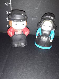 lot 1042 image: 2 Amish Salt and Pepper Shakers