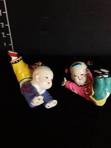 lot 1043 image: 2 Oriental Children Figurines