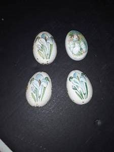 lot 1061 image: 4 Easter Eggs from 1975. There is one Royal Bayreuth