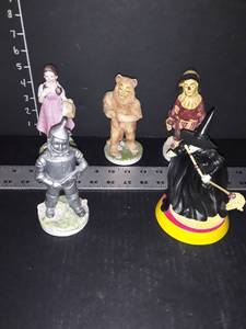 lot 1062 image: 5 Figurines of the Wizard of Oz.