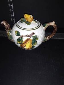 lot 1073 image: Embassy Quality Products Tea Pot