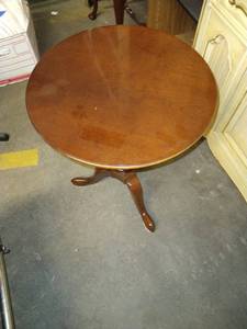 lot 1118 image: Wooden pedestal table 23 x 17 x 17 in.