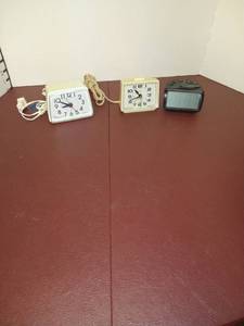lot 1500 image: Assorted clocks