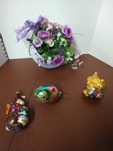 lot 1528 image: Easter basket floral wreath with 3 assorted Easter ornament decor