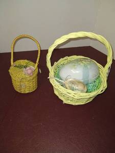 lot 1531 image: Assortment of Easter baskets and egg decor