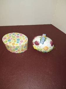 lot 1532 image: Easter egg keepsake box and a Easter egg themed pottery figurine