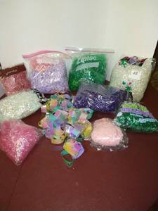 lot 1538 image: Assortment of Easter grass decor