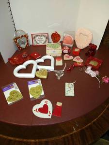lot 1540 image: Assortment of Valentines day decor and keepsakes