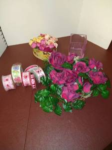 lot 1543 image: Valentines Day themed ribbon, vase, heart wreath, heart shaped box with floral