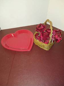 lot 1545 image: Plastic heart shaped tray with heart shaped basket with floral decor