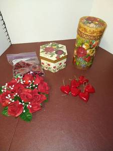 lot 1547 image: Valentines Day decor with two keepsake boxes
