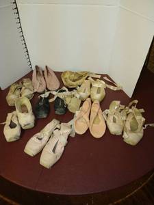 lot 1553 image: Assorted ballerina shoes in a bag