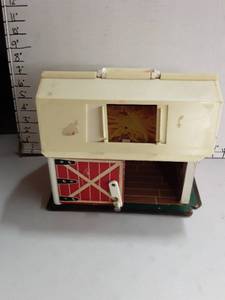 lot 2010 image: Fisher-Price Lil Tykes Barn