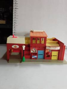 lot 2013 image: Fisher Price Lil Tykes Family Village