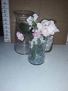 lot 2034 image: 3 glass vases