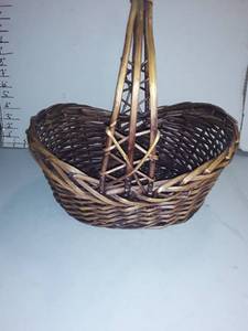 lot 2050 image: Med sized wicker basket