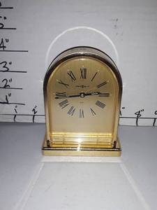 lot 2066 image: Howard Miller. Table top clock Approximately 5inch tall