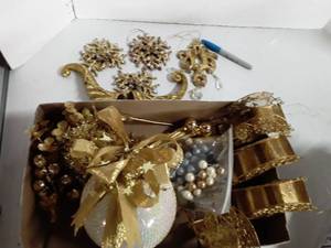 lot 2096 image: Christmas Decor...Gold in color