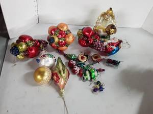lot 2097 image: Christmas Decor