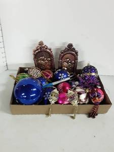 lot 2098 image: Christmas Decor...Vibrant colors.