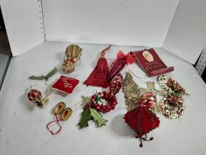 lot 2099 image: Christmas Decor....Lot of Red and Gold decor